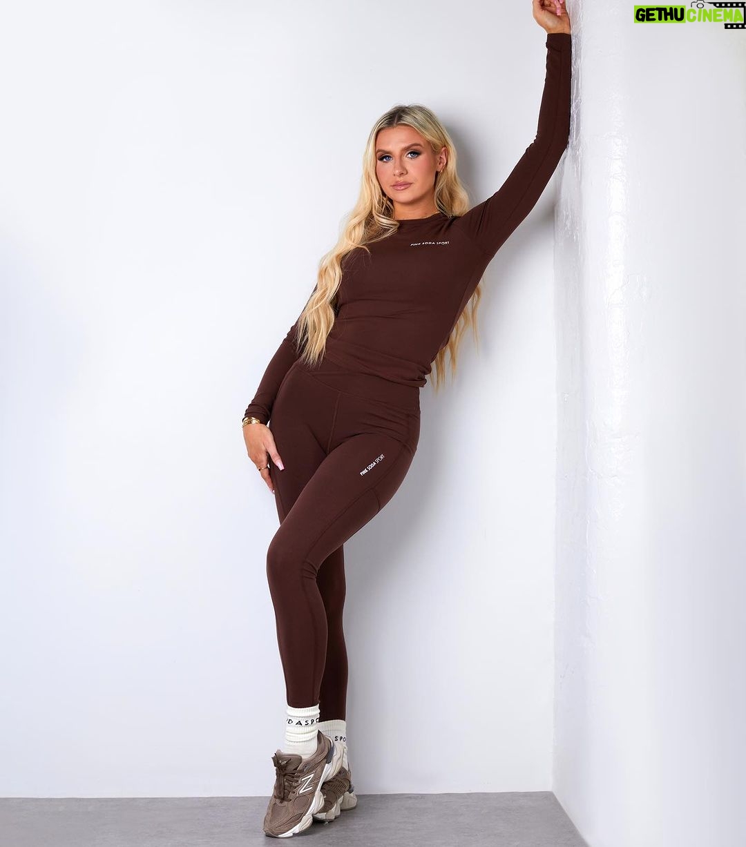 Chloe Burrows Instagram - Sometimes go on a lil photoshoot! Glam @harriotsglam & @hairtohelp 💖 Manchester