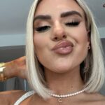 Chloe Burrows Instagram – This a ROBERT not a bob x 

The bob is BACK thanks to @lukerobertshair at @hadleyyatessalon using @wearethehairsociety stennies for thickness x Bobbycrafts
