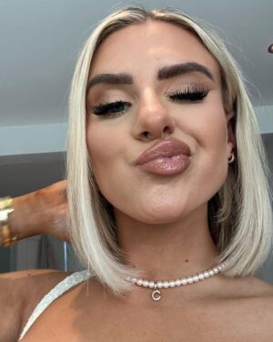 Chloe Burrows Instagram - This a ROBERT not a bob x 

The bob is BACK thanks to @lukerobertshair at @hadleyyatessalon using @wearethehairsociety stennies for thickness x