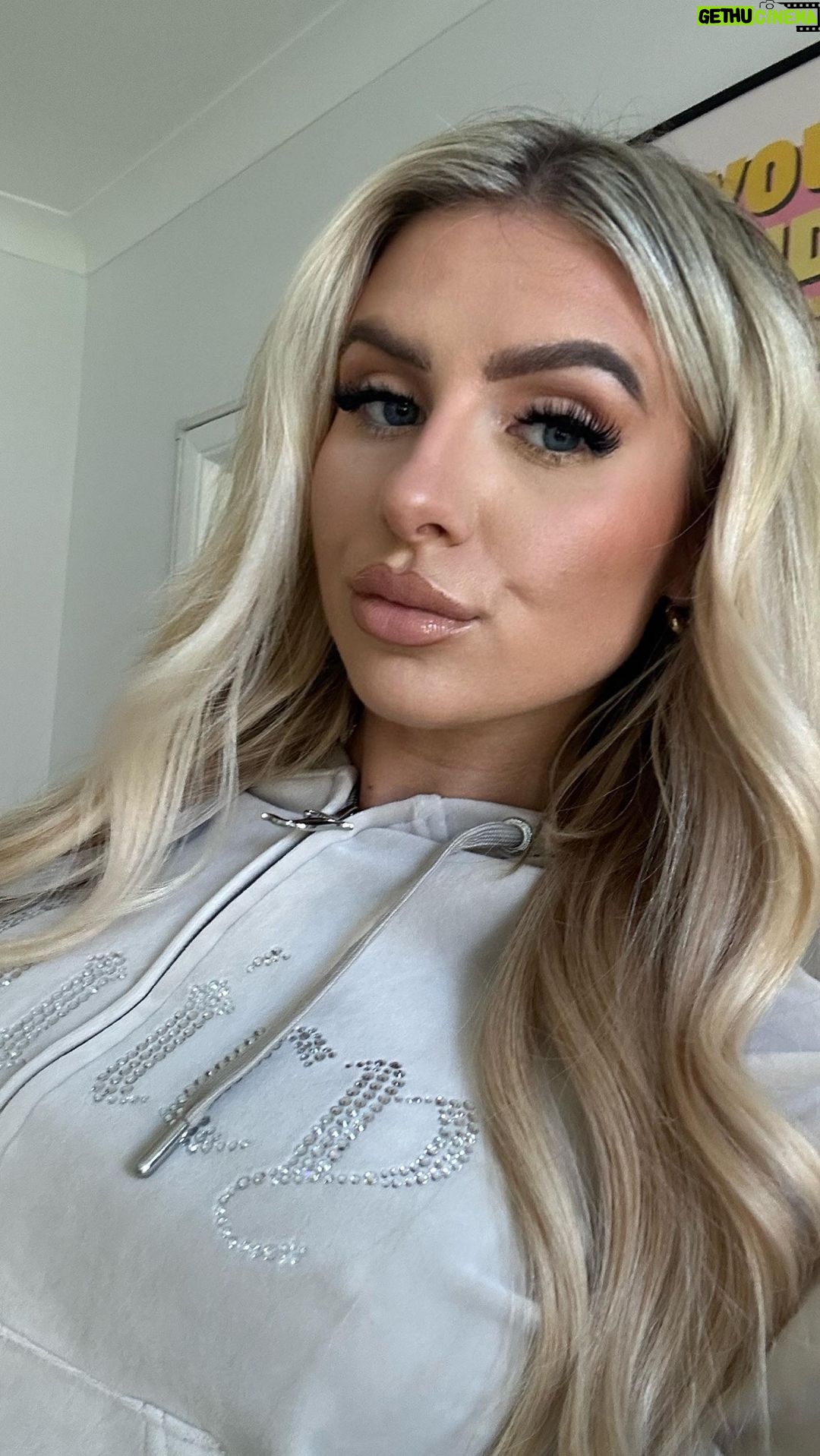 Chloe Burrows Instagram - JUICYYY FITTTTT always x @jdwomen Ad