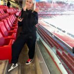 Chloe Burrows Instagram - Birthday tradition to go up the Arsenal✨ Shout out @googlepixel @googleuk for having me this eve!! LETSSS GOOOO!! ❤️❤️❤️ *Brand Ambassador* Emirates Stadium