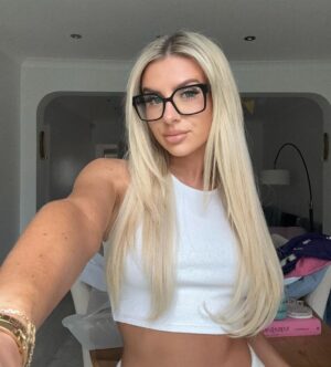 Chloe Burrows Instagram - GUESSSS WHO IS FEELIN THEMSELVES TODAY!! 👋👋👋