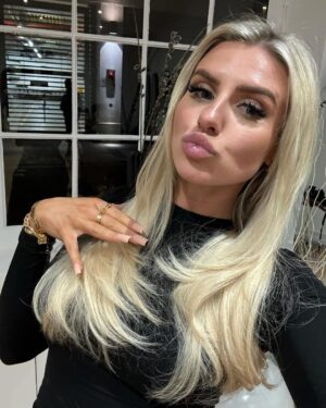 Chloe Burrows Instagram - IM BACK BOO x 
Lil choppy locks from @hadleyyatessalon @lukerobertshair