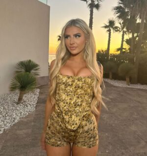 Chloe Burrows Instagram - Live love LONG HAIR!! 

@hadleyyatessalon by @lukerobertshair always 
Using @secretofmedusauk stennies x
Also @violettafanciesyou on the fit always x