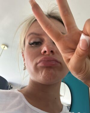Chloe Burrows Instagram - Some piccies from my phone (mainly of me) x