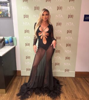 Chloe Burrows Instagram - The funnest night at the NTA’s with @pixibeauty 💖 

Styled by @violettafanciesyou assisted by @em.youn 
Hair by @hadleyyatessalon 
Make up by @selinabassi 
Best glam team evaaaaaaa 💅

@laraheems_jewellery for the jewelz 
@belisshofficial bag
@giuseppezanotti shoes 
@theattico dress

❤️