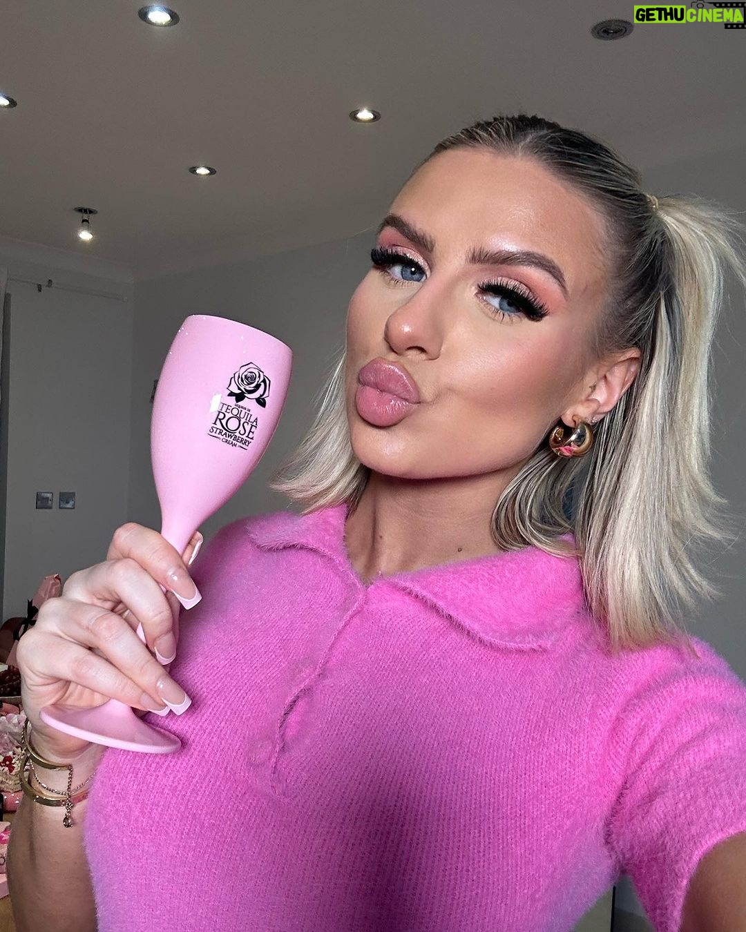 Chloe Burrows Instagram - Gave my girls the gift of PINK this year with Tequila Rose! Still looking for a last minute gift? Tequila Rose 1L is available now on Amazon! #AD @tequilaroseuk #TequilaRoseUK #DrinkthePink 18+ Please drink responsibly