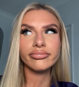 Chloe Burrows Instagram - GUESSSS WHO IS FEELIN THEMSELVES TODAY!! 👋👋👋 Make-up