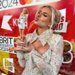 Chloe Burrows Instagram – @chloeburrows on the @brits red carpet with her very own ✨CHLOE AWARDS ✨

#BRITS #BRITAwards #chloeburrows O2 Arena @ The Brit Awards