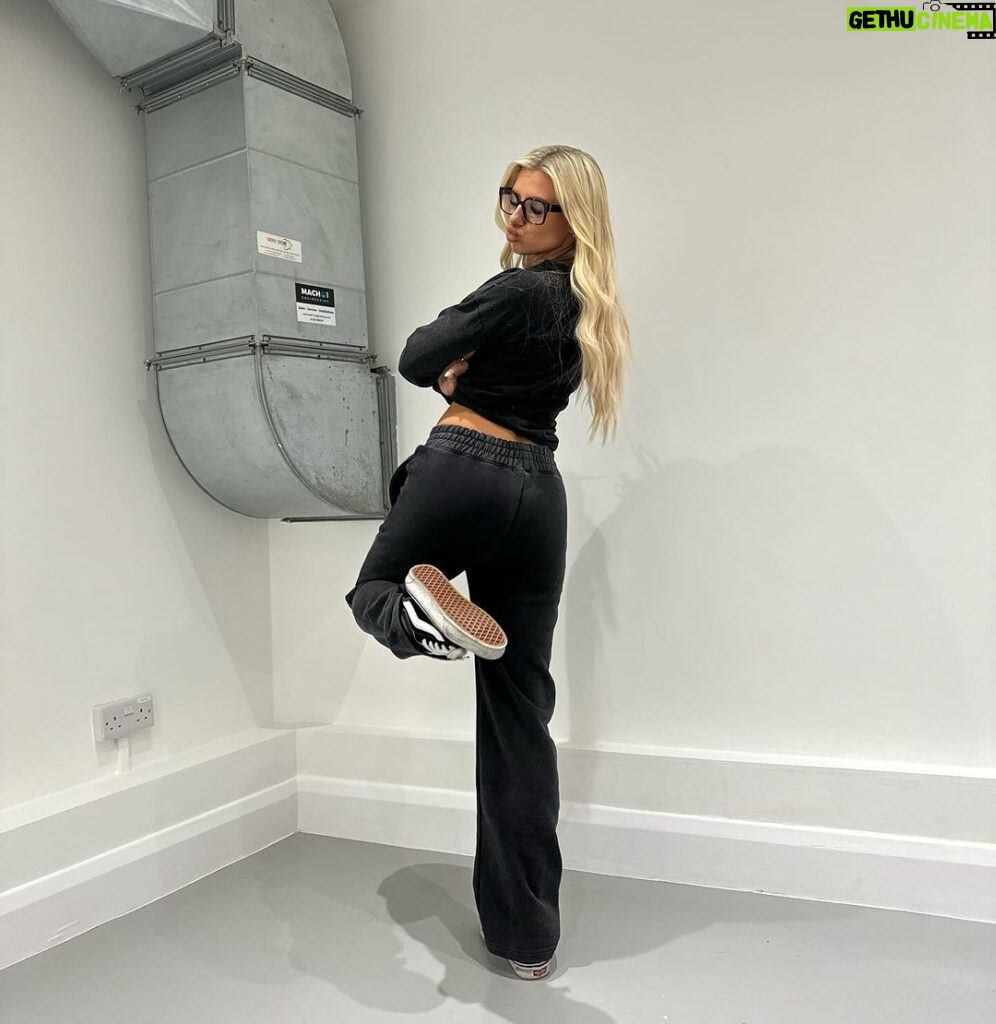 Chloe Burrows Instagram - Tryna make my glasses look kewl with my new INCHESSSS here at @hadleyyatessalon 💖 Removal, cut, colour, stennies and vybzz by @lukerobertshair Also annoyed cos dirty trainers omg London, United Kingdom
