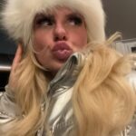 Chloe Burrows Instagram - Best time skiing ever… worth the burnt face x Val Thorens