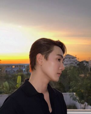 Chonlathorn Kongyingyong﻿ Instagram - พระอาทิตย์ตกซะหน่อย🖤