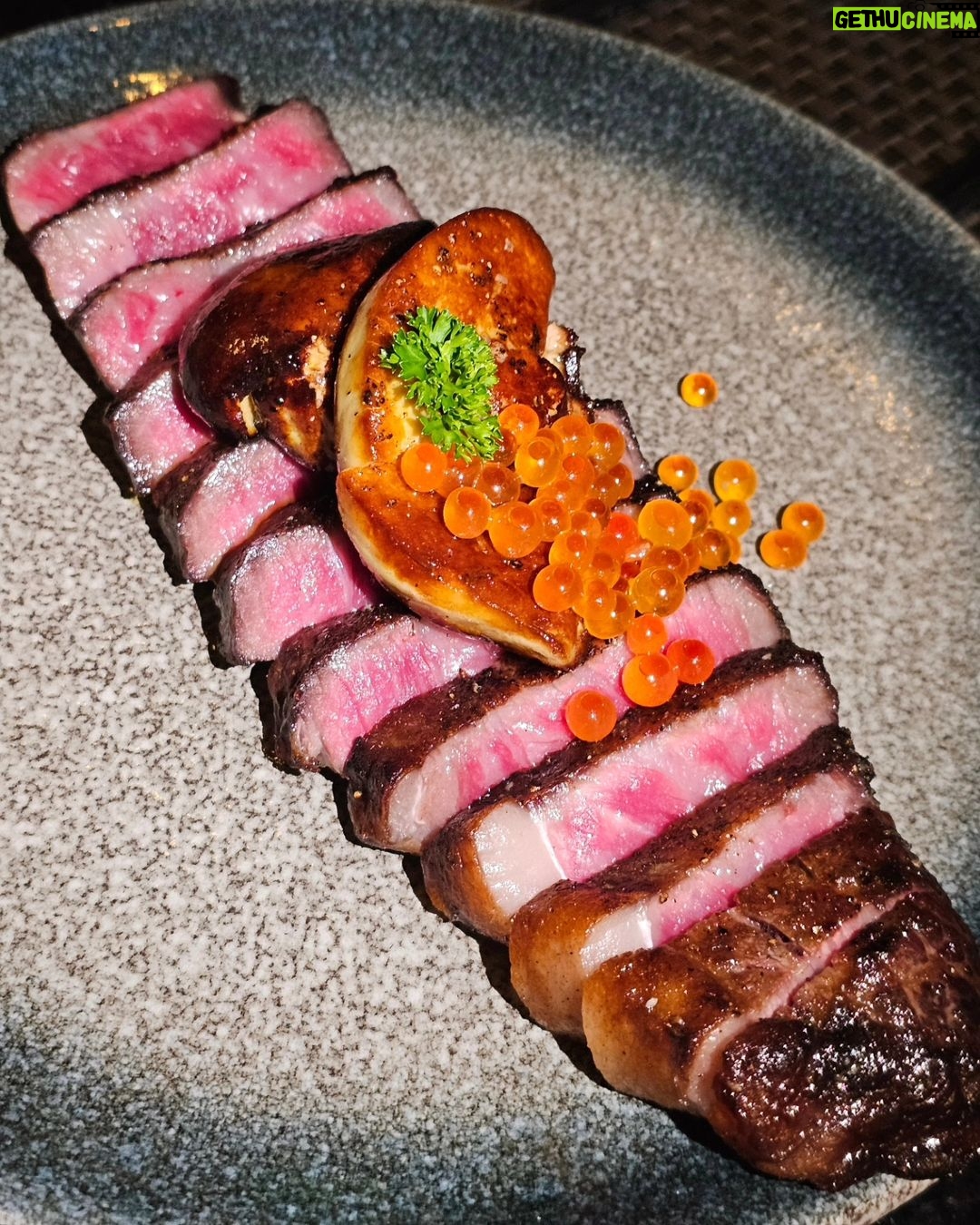 Chonlathorn Kongyingyong Instagram - Chez Milinne x CUT 🏠 • ร้านอาหารที่จริงใจสามารถสั่งทั้ง Tasting menu หรือ a la carte ก็ได้และไม่จำเป็นต้องสั่งครบทุกคน ราคาถ้าเทียบกับคุณภาพถือว่าเกินเบอร์ไปไกลมาก ปลาสดทุกชิ้น โปรตีนทุกชิ้นคุณภาพดีมากมาย Dry-aged yellowtail I Yuzu Carpaccio🐟 Hokkaido Scallop | Cod Roe I Hollandaise 🐚 Alaska King Crab I Mirepoix Stock🦀 Goose Foie Gras | Tofu🪽 Australian Lamb I Red Wine Mushroom🐑 Fillet Mignon, Mustard JusI Cauliflower Purée🐂 Raspberry I Mille-feuille🍓 #capcravin Chez Miline