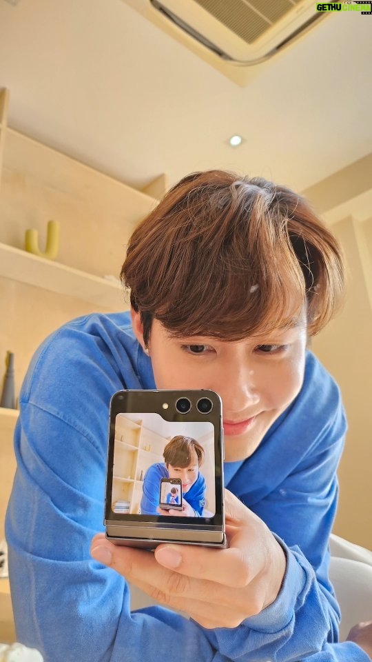Chonlathorn Kongyingyong - 22K Likes - เซลฟี่กันหน่อย...แต่เอ๊ะเรามีเซลฟี่แบบใหม่แล้ว😆😆😆
#GalaxyZFlip5
#withGalaxy
#TeamGalaxy
#JoinTheFlipSide