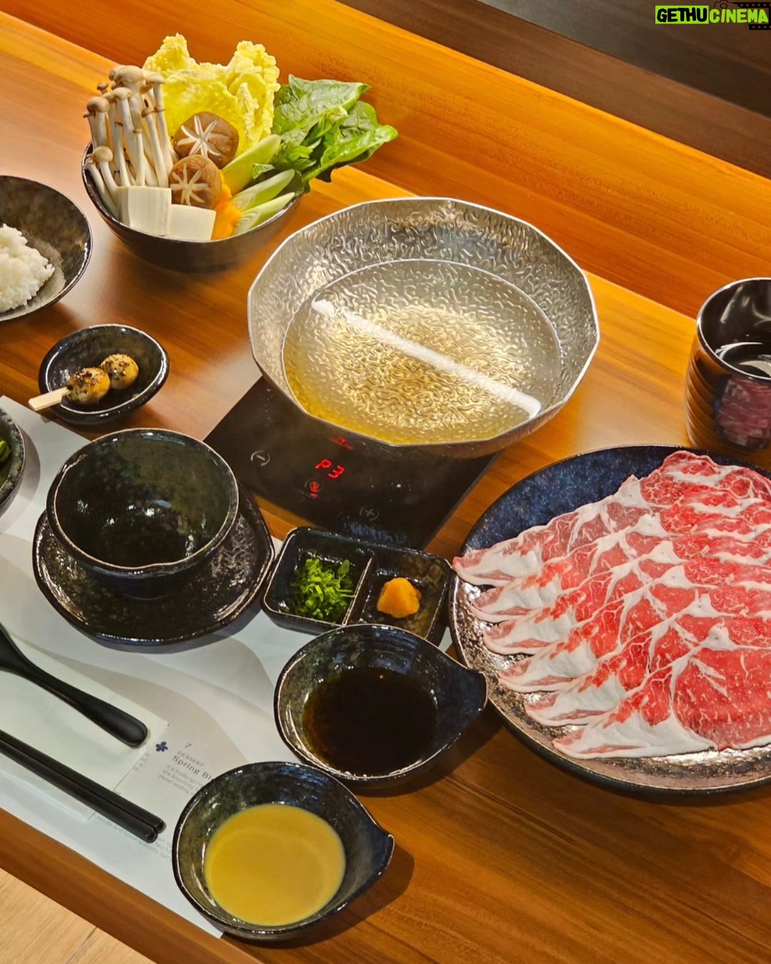 Chonlathorn Kongyingyong Instagram - Shabu Nashi🍲 • ชาบูสไตล์คันไซ ที่ใช้เนื้อ Kuroge wakyu หรือวัวญี่ปุ่นขนดำ ทำให้กลิ่นที่แทรกอยู่ในมันของเนื้อนั้นตีเข้าจมูกในแต่ละคำยอมรับเลยว่าเนื้อร้านนี้คือที่สุดตั้งแต่กินมาในกรุงเทพ น้ำจิ้มงารสชาติกำลังพอดีไม่หวานจนกลบรสเนื้อ พอนซึไม่เปรี้ยวเล็กน้อยชูรสชาติเนื้อเพิ่มเข้าไปอีก ของหวานเป็น granita มะม่วงกลับลิ้นจี่ล้างปาก🥭