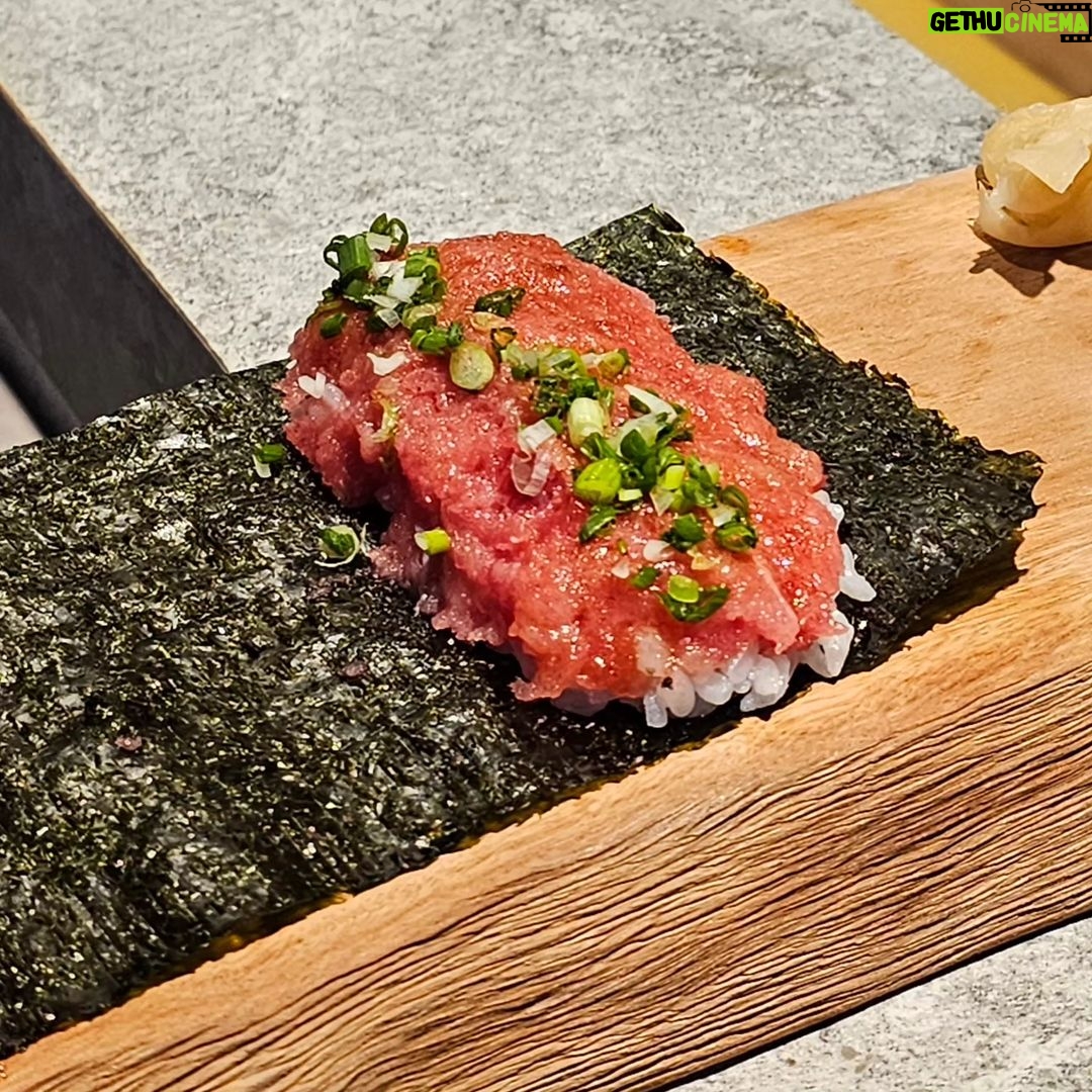 Chonlathorn Kongyingyong Instagram - Kanori Hand Roll🍙 • นี่เป็นร้านที่ทำให้เรารู้สึกสบายใจเหมือนได้กิน comfort food กับรสชาติที่เราไม่ได้กินมานาน รสชาติของข้าวดีมากๆไม่ทำให้วัตถุดิบอื่นโดนกลบรสชาติ ซอสต่างๆในแต่ละชิ้นถูกคิดมาอย่างดี และที่ชอบมากๆและเป็นตัวชูโรงของร้านเลยคือ สาหร่าย นี่คือสาหร่ายที่บาง กรอบ และไม่ติดอยู่ในปาก น่าจะเป็นสาหร่ายที่ดีที่สุดตั้งแต่เคยกินมา คือรู้ได้เลยว่านี่ไม่ใช่สาหร่ายธรรมดาแน่นอน สั่งเป็นเซ็ต 7 ชิ้น หยุดกินไม่ได้สั่งเพิ่มไปอีก 4 ชิ้น ส่วนของหวาน matcha ice cream ท็อปด้วย salted caramel กินไปสองถ้วยไม่แบ่งใครนี่คือสิ่งที่ไม่ได้เกิดขึ้นกับผมมานานแล้วเพราะงั้นไม่น่าต้องบรรยาย🫠 #capcravin