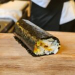 Chonlathorn Kongyingyong﻿ Instagram – Kanori Hand Roll🍙
•
นี่เป็นร้านที่ทำให้เรารู้สึกสบายใจเหมือนได้กิน comfort food กับรสชาติที่เราไม่ได้กินมานาน รสชาติของข้าวดีมากๆไม่ทำให้วัตถุดิบอื่นโดนกลบรสชาติ ซอสต่างๆในแต่ละชิ้นถูกคิดมาอย่างดี และที่ชอบมากๆและเป็นตัวชูโรงของร้านเลยคือ สาหร่าย นี่คือสาหร่ายที่บาง กรอบ และไม่ติดอยู่ในปาก น่าจะเป็นสาหร่ายที่ดีที่สุดตั้งแต่เคยกินมา คือรู้ได้เลยว่านี่ไม่ใช่สาหร่ายธรรมดาแน่นอน สั่งเป็นเซ็ต 7 ชิ้น หยุดกินไม่ได้สั่งเพิ่มไปอีก 4 ชิ้น ส่วนของหวาน matcha ice cream ท็อปด้วย salted caramel กินไปสองถ้วยไม่แบ่งใครนี่คือสิ่งที่ไม่ได้เกิดขึ้นกับผมมานานแล้วเพราะงั้นไม่น่าต้องบรรยาย🫠 #capcravin