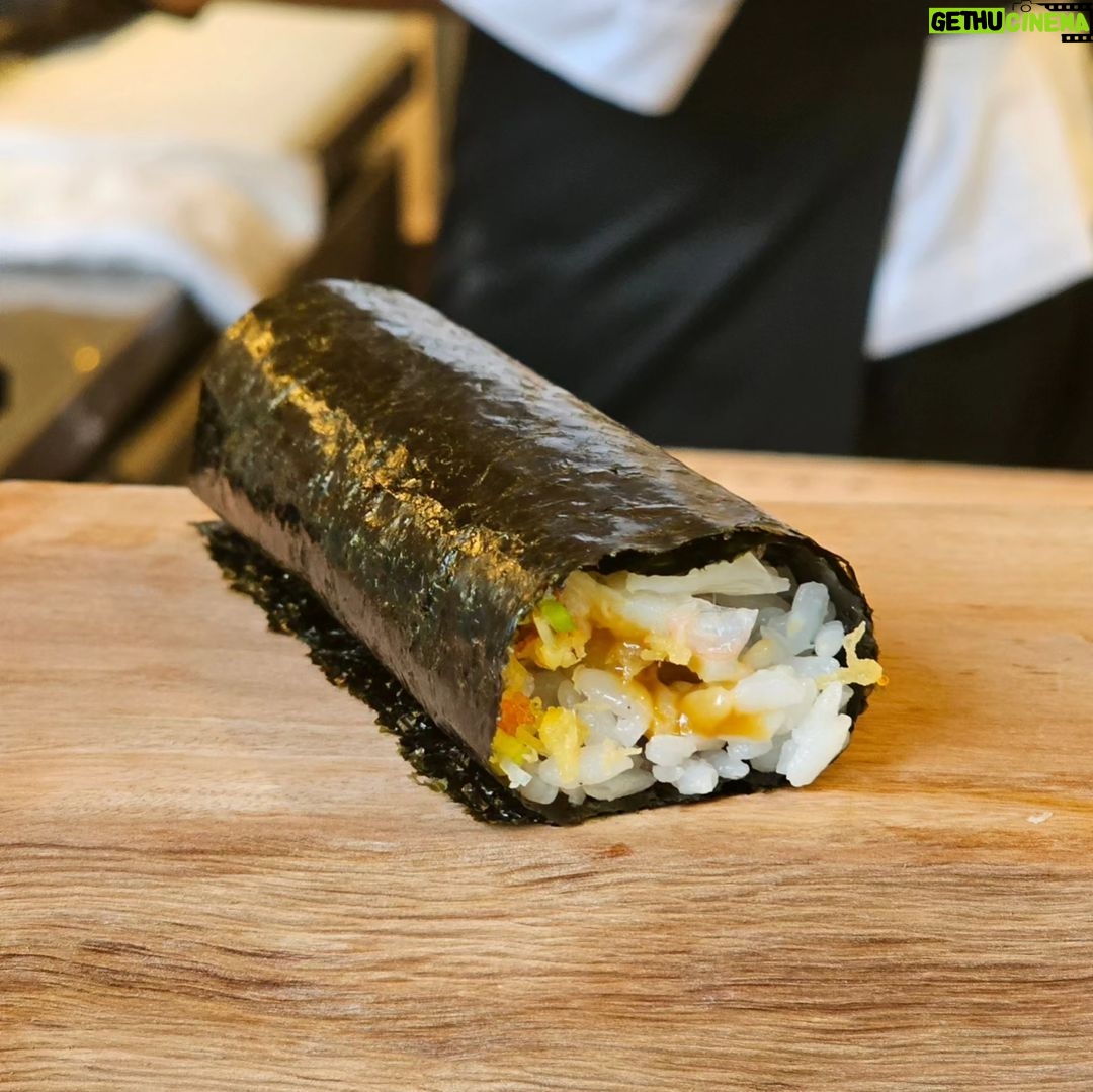 Chonlathorn Kongyingyong Instagram - Kanori Hand Roll🍙 • นี่เป็นร้านที่ทำให้เรารู้สึกสบายใจเหมือนได้กิน comfort food กับรสชาติที่เราไม่ได้กินมานาน รสชาติของข้าวดีมากๆไม่ทำให้วัตถุดิบอื่นโดนกลบรสชาติ ซอสต่างๆในแต่ละชิ้นถูกคิดมาอย่างดี และที่ชอบมากๆและเป็นตัวชูโรงของร้านเลยคือ สาหร่าย นี่คือสาหร่ายที่บาง กรอบ และไม่ติดอยู่ในปาก น่าจะเป็นสาหร่ายที่ดีที่สุดตั้งแต่เคยกินมา คือรู้ได้เลยว่านี่ไม่ใช่สาหร่ายธรรมดาแน่นอน สั่งเป็นเซ็ต 7 ชิ้น หยุดกินไม่ได้สั่งเพิ่มไปอีก 4 ชิ้น ส่วนของหวาน matcha ice cream ท็อปด้วย salted caramel กินไปสองถ้วยไม่แบ่งใครนี่คือสิ่งที่ไม่ได้เกิดขึ้นกับผมมานานแล้วเพราะงั้นไม่น่าต้องบรรยาย🫠 #capcravin