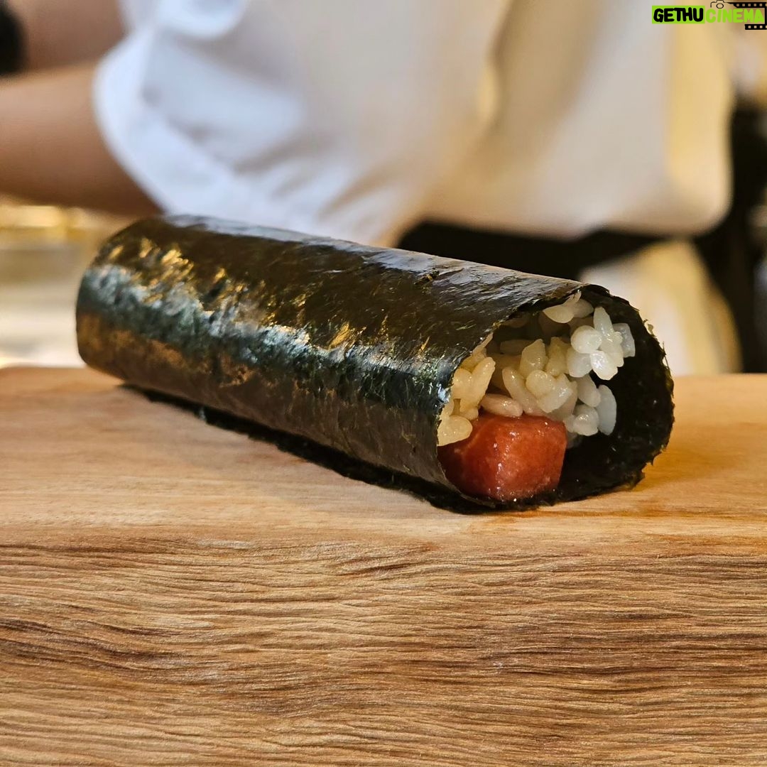 Chonlathorn Kongyingyong Instagram - Kanori Hand Roll🍙 • นี่เป็นร้านที่ทำให้เรารู้สึกสบายใจเหมือนได้กิน comfort food กับรสชาติที่เราไม่ได้กินมานาน รสชาติของข้าวดีมากๆไม่ทำให้วัตถุดิบอื่นโดนกลบรสชาติ ซอสต่างๆในแต่ละชิ้นถูกคิดมาอย่างดี และที่ชอบมากๆและเป็นตัวชูโรงของร้านเลยคือ สาหร่าย นี่คือสาหร่ายที่บาง กรอบ และไม่ติดอยู่ในปาก น่าจะเป็นสาหร่ายที่ดีที่สุดตั้งแต่เคยกินมา คือรู้ได้เลยว่านี่ไม่ใช่สาหร่ายธรรมดาแน่นอน สั่งเป็นเซ็ต 7 ชิ้น หยุดกินไม่ได้สั่งเพิ่มไปอีก 4 ชิ้น ส่วนของหวาน matcha ice cream ท็อปด้วย salted caramel กินไปสองถ้วยไม่แบ่งใครนี่คือสิ่งที่ไม่ได้เกิดขึ้นกับผมมานานแล้วเพราะงั้นไม่น่าต้องบรรยาย🫠 #capcravin