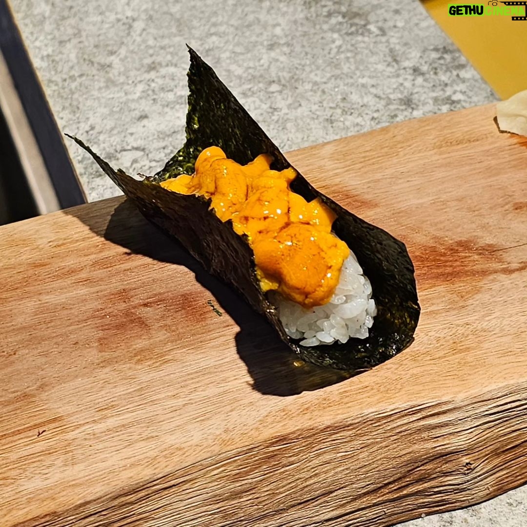 Chonlathorn Kongyingyong Instagram - Kanori Hand Roll🍙 • นี่เป็นร้านที่ทำให้เรารู้สึกสบายใจเหมือนได้กิน comfort food กับรสชาติที่เราไม่ได้กินมานาน รสชาติของข้าวดีมากๆไม่ทำให้วัตถุดิบอื่นโดนกลบรสชาติ ซอสต่างๆในแต่ละชิ้นถูกคิดมาอย่างดี และที่ชอบมากๆและเป็นตัวชูโรงของร้านเลยคือ สาหร่าย นี่คือสาหร่ายที่บาง กรอบ และไม่ติดอยู่ในปาก น่าจะเป็นสาหร่ายที่ดีที่สุดตั้งแต่เคยกินมา คือรู้ได้เลยว่านี่ไม่ใช่สาหร่ายธรรมดาแน่นอน สั่งเป็นเซ็ต 7 ชิ้น หยุดกินไม่ได้สั่งเพิ่มไปอีก 4 ชิ้น ส่วนของหวาน matcha ice cream ท็อปด้วย salted caramel กินไปสองถ้วยไม่แบ่งใครนี่คือสิ่งที่ไม่ได้เกิดขึ้นกับผมมานานแล้วเพราะงั้นไม่น่าต้องบรรยาย🫠 #capcravin
