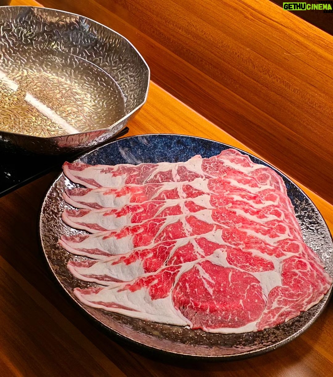 Chonlathorn Kongyingyong Instagram - Shabu Nashi🍲 • ชาบูสไตล์คันไซ ที่ใช้เนื้อ Kuroge wakyu หรือวัวญี่ปุ่นขนดำ ทำให้กลิ่นที่แทรกอยู่ในมันของเนื้อนั้นตีเข้าจมูกในแต่ละคำยอมรับเลยว่าเนื้อร้านนี้คือที่สุดตั้งแต่กินมาในกรุงเทพ น้ำจิ้มงารสชาติกำลังพอดีไม่หวานจนกลบรสเนื้อ พอนซึไม่เปรี้ยวเล็กน้อยชูรสชาติเนื้อเพิ่มเข้าไปอีก ของหวานเป็น granita มะม่วงกลับลิ้นจี่ล้างปาก🥭