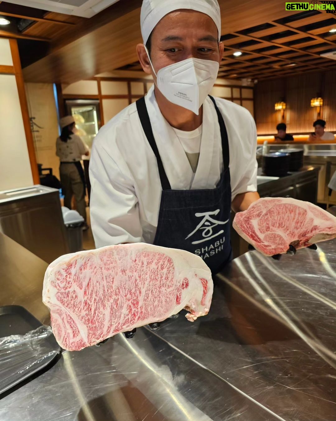 Chonlathorn Kongyingyong Instagram - Shabu Nashi🍲 • ชาบูสไตล์คันไซ ที่ใช้เนื้อ Kuroge wakyu หรือวัวญี่ปุ่นขนดำ ทำให้กลิ่นที่แทรกอยู่ในมันของเนื้อนั้นตีเข้าจมูกในแต่ละคำยอมรับเลยว่าเนื้อร้านนี้คือที่สุดตั้งแต่กินมาในกรุงเทพ น้ำจิ้มงารสชาติกำลังพอดีไม่หวานจนกลบรสเนื้อ พอนซึไม่เปรี้ยวเล็กน้อยชูรสชาติเนื้อเพิ่มเข้าไปอีก ของหวานเป็น granita มะม่วงกลับลิ้นจี่ล้างปาก🥭