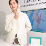 Chonlathorn Kongyingyong﻿ Instagram - LANCÔME CLARIFIQUE🌿 DOUBLE TREATMENT ESSENCE เอสเซนส์ยอดนิยมสูตรใหม่ของลังโคม ที่เป็นมากกว่าเอสเซนส์! เพิ่มปริมาณสารสกัดจากหน่ออ่อนต้นพีช 50% (เมื่อเทียบกับสูตรเดิม) พร้อมด้วยสารสกัดเซลล์ผิว 4 ชนิดที่นิยมใช้ในคลีนิก นับเป็นครั้งแรกของวงการสกินแคร์ที่รวมไว้ครบในขั้นตอนเดียว มุ่งปฏิบัติการบน 4 ระดับชั้นผิวนอก กระชับรูขุมขน ควบคุมความมัน ผลัดผิว พร้อมกระตุ้นการสร้างผิวใหม่ #น้ำตบผลัดผิวglassskin #lancomeclarifique #DoubleTreatmentAtHome #Lancomethailand