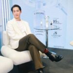 Chonlathorn Kongyingyong﻿ Instagram - LANCÔME CLARIFIQUE🌿 DOUBLE TREATMENT ESSENCE เอสเซนส์ยอดนิยมสูตรใหม่ของลังโคม ที่เป็นมากกว่าเอสเซนส์! เพิ่มปริมาณสารสกัดจากหน่ออ่อนต้นพีช 50% (เมื่อเทียบกับสูตรเดิม) พร้อมด้วยสารสกัดเซลล์ผิว 4 ชนิดที่นิยมใช้ในคลีนิก นับเป็นครั้งแรกของวงการสกินแคร์ที่รวมไว้ครบในขั้นตอนเดียว มุ่งปฏิบัติการบน 4 ระดับชั้นผิวนอก กระชับรูขุมขน ควบคุมความมัน ผลัดผิว พร้อมกระตุ้นการสร้างผิวใหม่ #น้ำตบผลัดผิวglassskin #lancomeclarifique #DoubleTreatmentAtHome #Lancomethailand