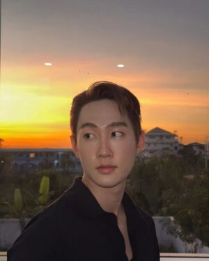 Chonlathorn Kongyingyong﻿ Instagram - พระอาทิตย์ตกซะหน่อย🖤