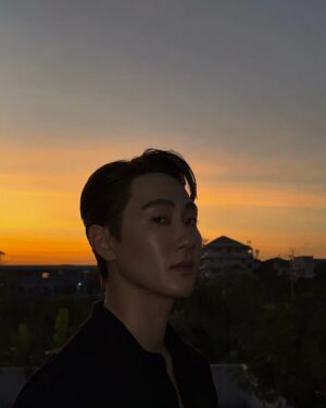 Chonlathorn Kongyingyong﻿ Instagram - พระอาทิตย์ตกซะหน่อย🖤