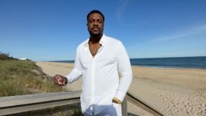 Chris Tucker Instagram - Singing a little Frank Sinatra … Happy Memorial Day Weekend!!!🙏🏾