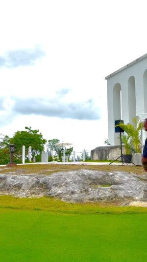Chris Tucker Instagram - Doing my magic tricks on the golf course in the Bahamas … Can you tell me where the ball went?