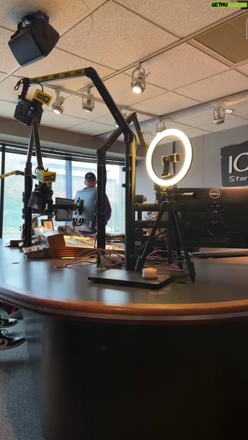 Chris Tucker Instagram - At 100.7 Star Pittsburg’s radio station promoting my show tonight, at the Benedum Centre in Pittsburg PA.