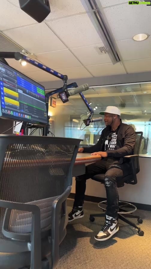 Chris Tucker Instagram - Here at ‘Y108 Pittsburg’s County’ radio station promoting my show tonight, at the Benedum Centre in Pittsburg PA ….