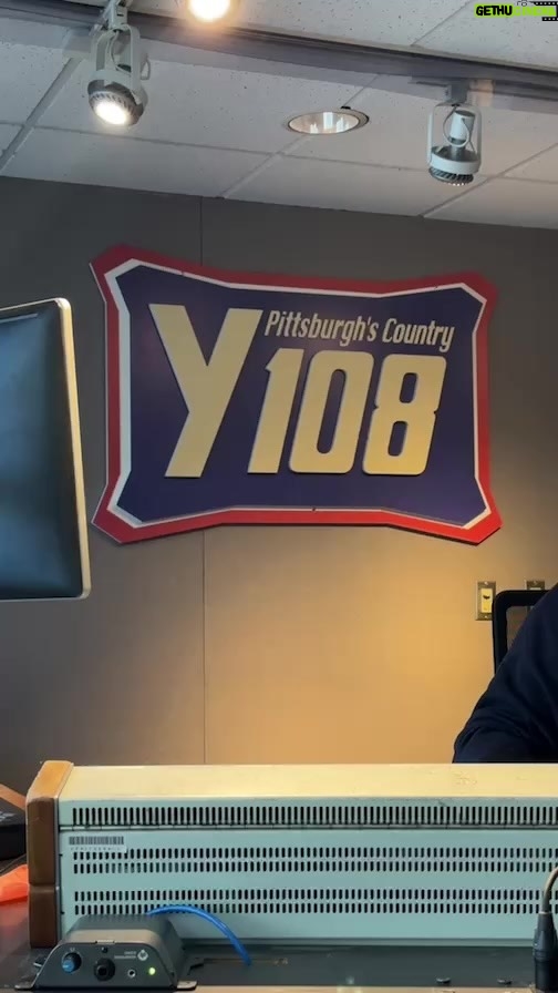Chris Tucker Instagram - At ‘Y108 Pittsburgh’s County’ radio station, promoting my show tonight at the Benedum Centre in Pittsburgh PA.