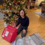 Christina Ricci Instagram - My mom is a healthcare worker and so this year I gave her something she can use everyday for her job helping others- a fab set of scrubs, a tote and a great bag all in our favorite color: black 😉 from the wonderful brand @wearFIGS who make stylish clothes and accessories for our invaluable healthcare workers #giftFIGS #wearFIGS #ad