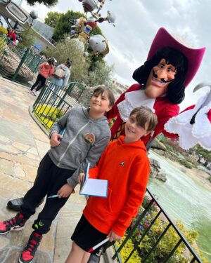 Christina Ricci Instagram - Spring break @disneyland ❤️❤️❤️❤️❤️🥳🥳🥳 @disneyparks 

@bluefamilylifestyle ♥️