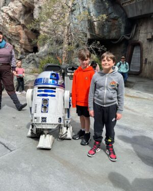 Christina Ricci Instagram - Spring break @disneyland ❤️❤️❤️❤️❤️🥳🥳🥳 @disneyparks 

@bluefamilylifestyle ♥️