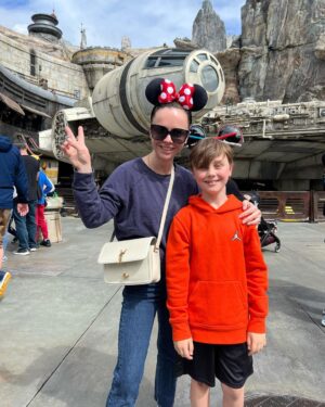 Christina Ricci Instagram - Spring break @disneyland ❤️❤️❤️❤️❤️🥳🥳🥳 @disneyparks 

@bluefamilylifestyle ♥️