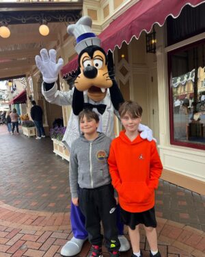 Christina Ricci Instagram - Spring break @disneyland ❤️❤️❤️❤️❤️🥳🥳🥳 @disneyparks 

@bluefamilylifestyle ♥️