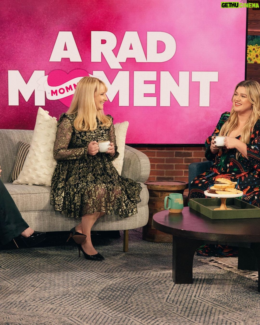 Christina Ricci Instagram - I’m on @kellyclarksonshow today with @melissarauch ♥️♥️♥️ @bella_freud @tamaramellon @iritdesignmalibu @cristinaehrlich @bridgetblacksten @lululohan @markhamptonhair @allanface @rubyvo_
