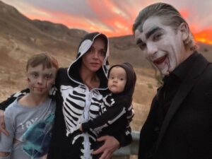 Christina Ricci Instagram - Happy Halloween to all who celebrate 🧟‍♀️💀👻🎃

@markhamptonhair