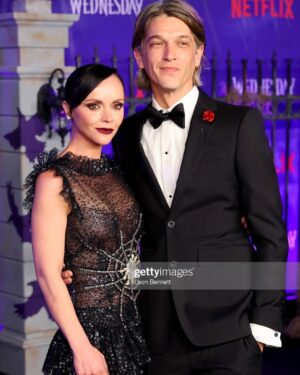 Christina Ricci Instagram - Last night for the @wednesdaynetflix premiere with some of my favorites ❤️‍🔥

In @rodarte 🖤🕷🕸 @kateandlauramulleavy 
@mandelkorn 
@allanface 
@markhamptonhair 

@gwendolineuniverse @jennaortega ❤️‍🔥

#wednesdaynetflix