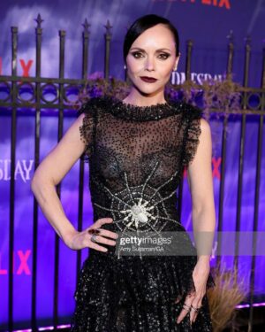 Christina Ricci Instagram - Last night for the @wednesdaynetflix premiere with some of my favorites ❤️‍🔥

In @rodarte 🖤🕷🕸 @kateandlauramulleavy 
@mandelkorn 
@allanface 
@markhamptonhair 

@gwendolineuniverse @jennaortega ❤️‍🔥

#wednesdaynetflix