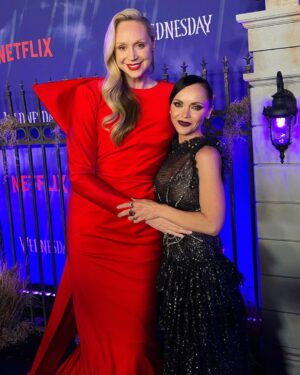 Christina Ricci Instagram - Last night for the @wednesdaynetflix premiere with some of my favorites ❤️‍🔥

In @rodarte 🖤🕷🕸 @kateandlauramulleavy 
@mandelkorn 
@allanface 
@markhamptonhair 

@gwendolineuniverse @jennaortega ❤️‍🔥

#wednesdaynetflix