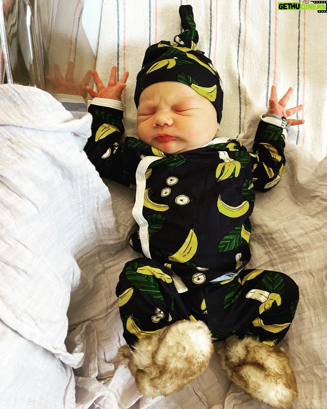 Christina Ricci Instagram - Going home outfit @peregrinekidswear @riccip76 🍌♥️🍌♥️