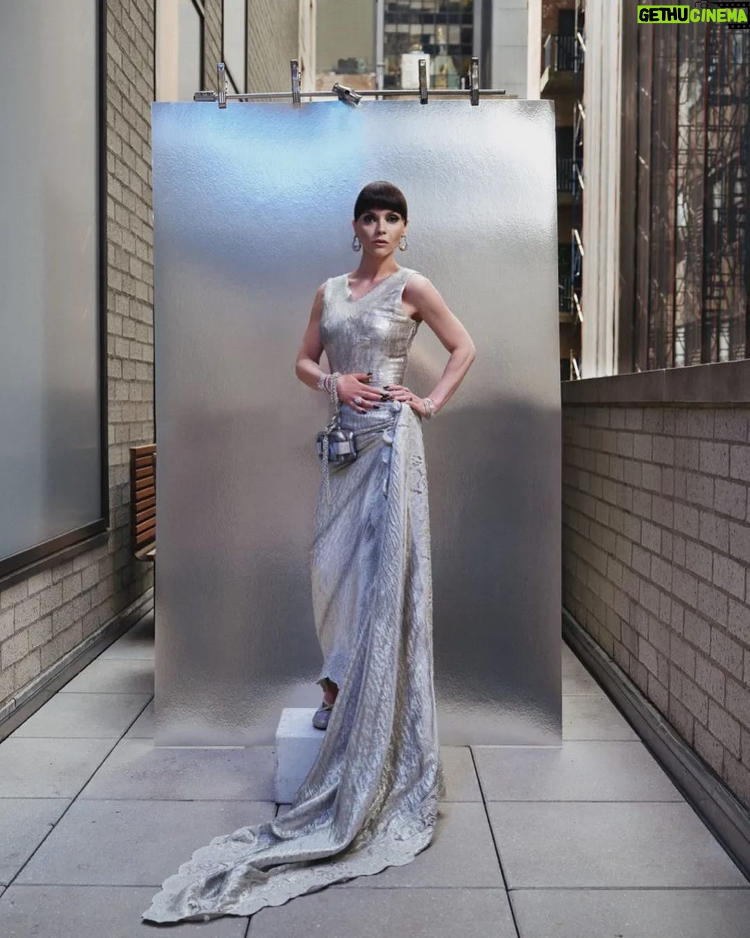 Christina Ricci Instagram - Thank you @fendi @mrkimjones @silviaventurinifendi @delfinadelettrez for this incredible look and for bringing me to the glorious @themetgalaofficial 📸 @emiliomadrid @cristinaehrlich @bridgetblacksten @markhamptonhair @francelledaly @erihandanail