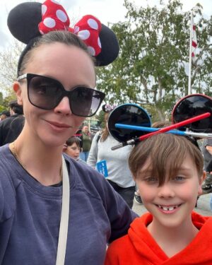 Christina Ricci Instagram - Spring break @disneyland ❤️❤️❤️❤️❤️🥳🥳🥳 @disneyparks 

@bluefamilylifestyle ♥️
