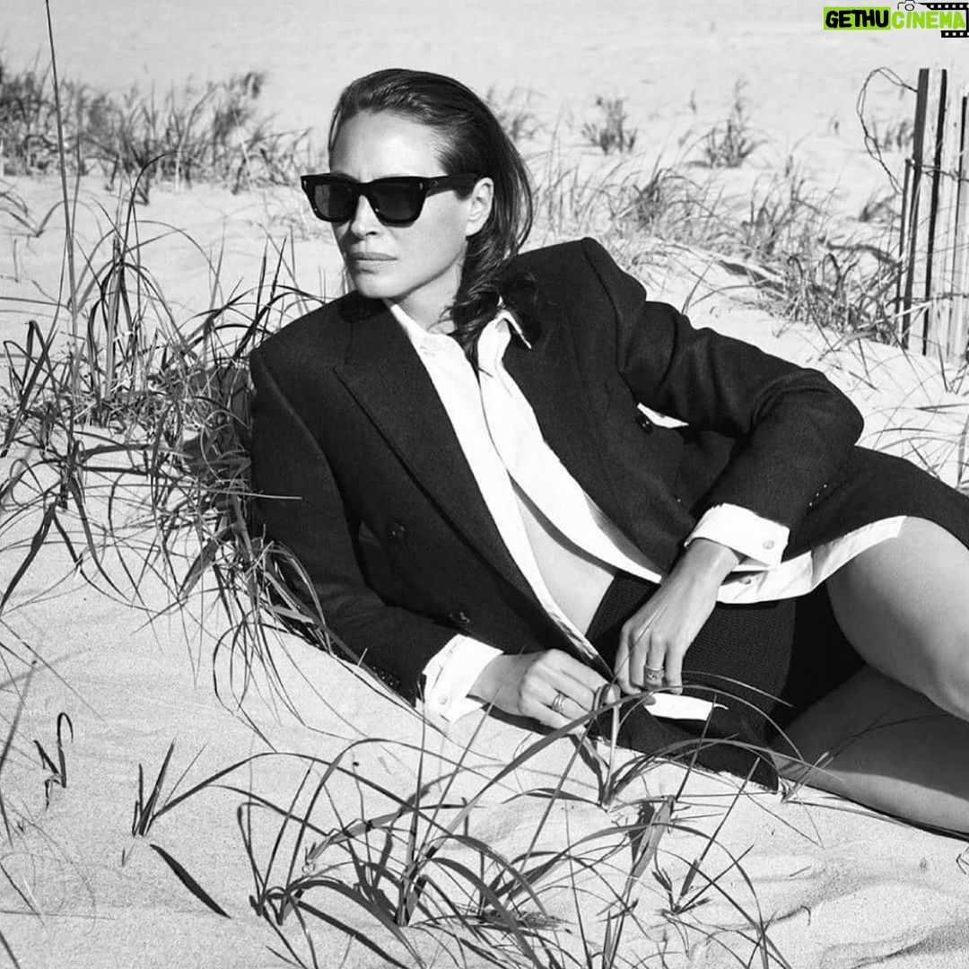 Christy Turlington Instagram - 2020 vibes. 📷 @mario_sorrenti styled by @georgecortina & @mary_frey for @harpersbazaarus #thehopeissue 🖤