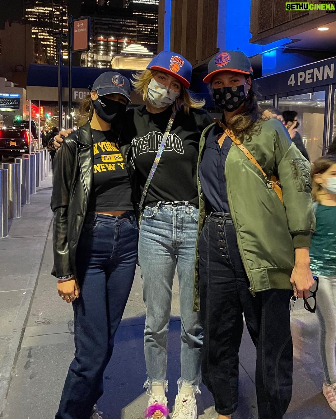 Christy Turlington Instagram - Highlights from date night with my girl ๐งก๐๐งก๐ #newyorkornowhere #newyorkknicks